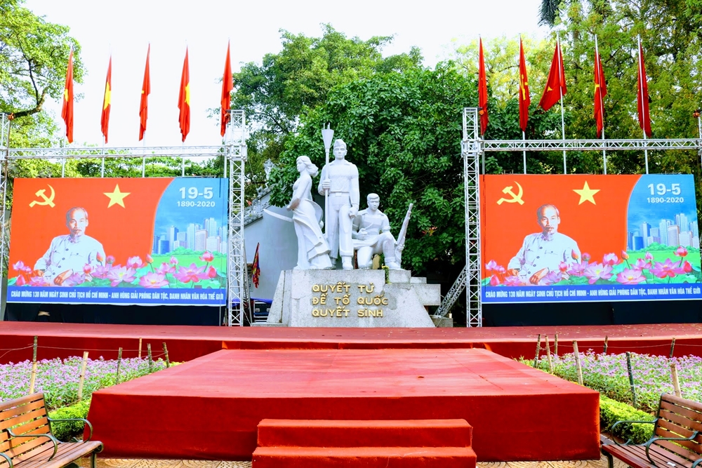 Hai màn hình led cỡ lớn ở khu vực hồ Hoàn Kiếm hiển thị hình ảnh Bác Hồ.